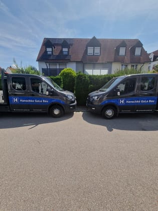 Fahrzeuge von Hanschke GalaBau auf einer Poolbaustelle vor einem Wohnhaus bei Regensburg