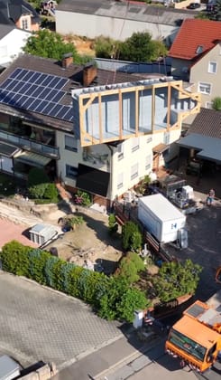 Luftaufnahme einer Poolbaustelle mit Kran an einem Wohnhaus im Raum Regensburg