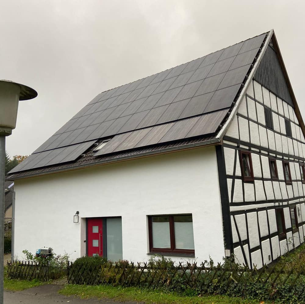 Fachwerkhaus in OWL mit Full-Black-Photovoltaikanlage