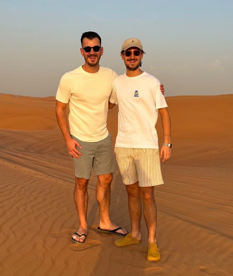 Fabian Pete und Christian Paulhart, Founder von Beyond You, in der Wüste bei Dubai