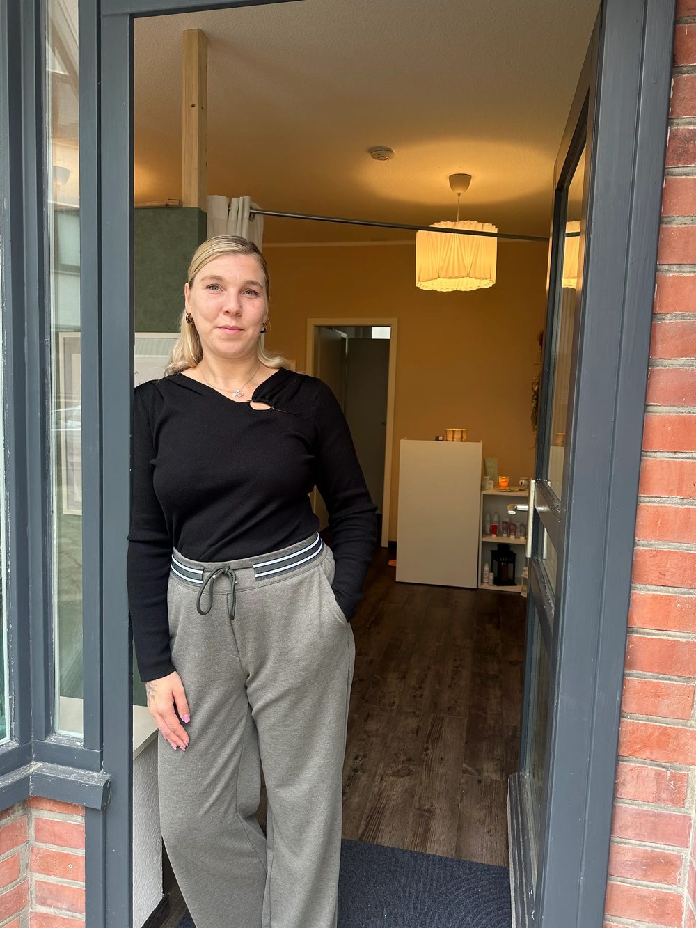 Portrait von Ronja Gloger, Inhaberin der BeautyBar Bremerhaven, Fußpflegerin und Fachkosmetikerin