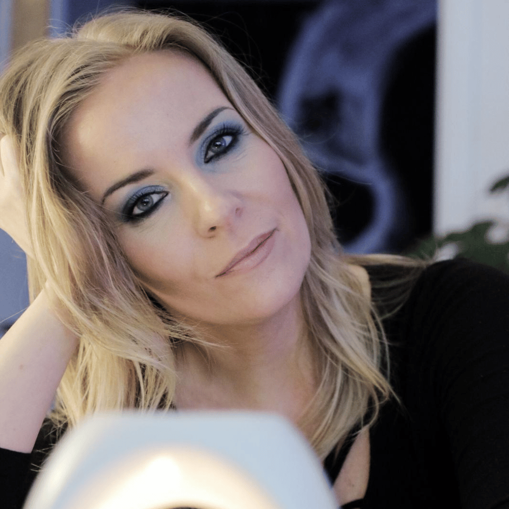 Blonde Frau mit ausdrucksstarkem Augen-Make-up