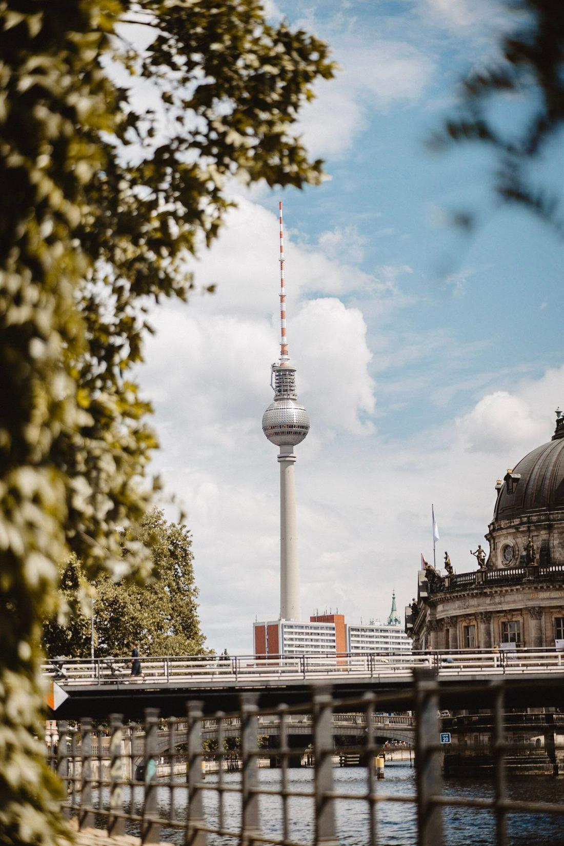 Der Berliner Fernsehturm, von der Spree aus gesehen.