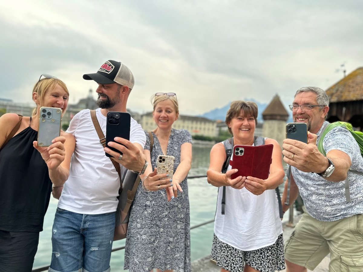 Gruppe lernt besser fotografieren mit dem Handy auf einem FotoWalk in der Schweiz, iPhone und Android