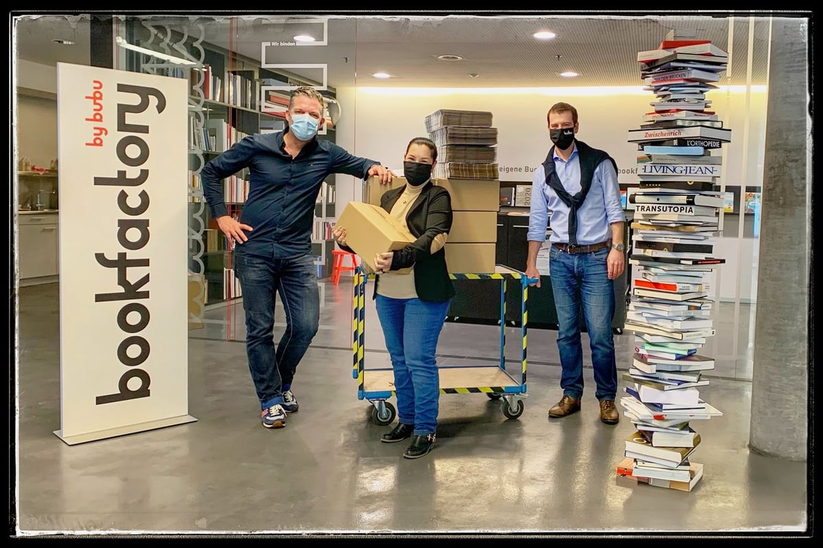 Alex Lörtscher holt eine Lieferung seiner Fotobücher ab, Online-Marketing im Lockdown, Starwin GmbH