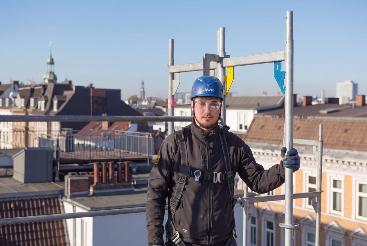 Gerüstbauer bei der Arbeit über Hamburg