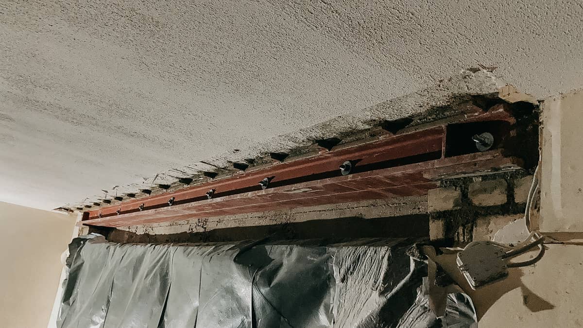 Neuer Stahlträger quer über einem Wanddurchbruch in einem Wohnhaus