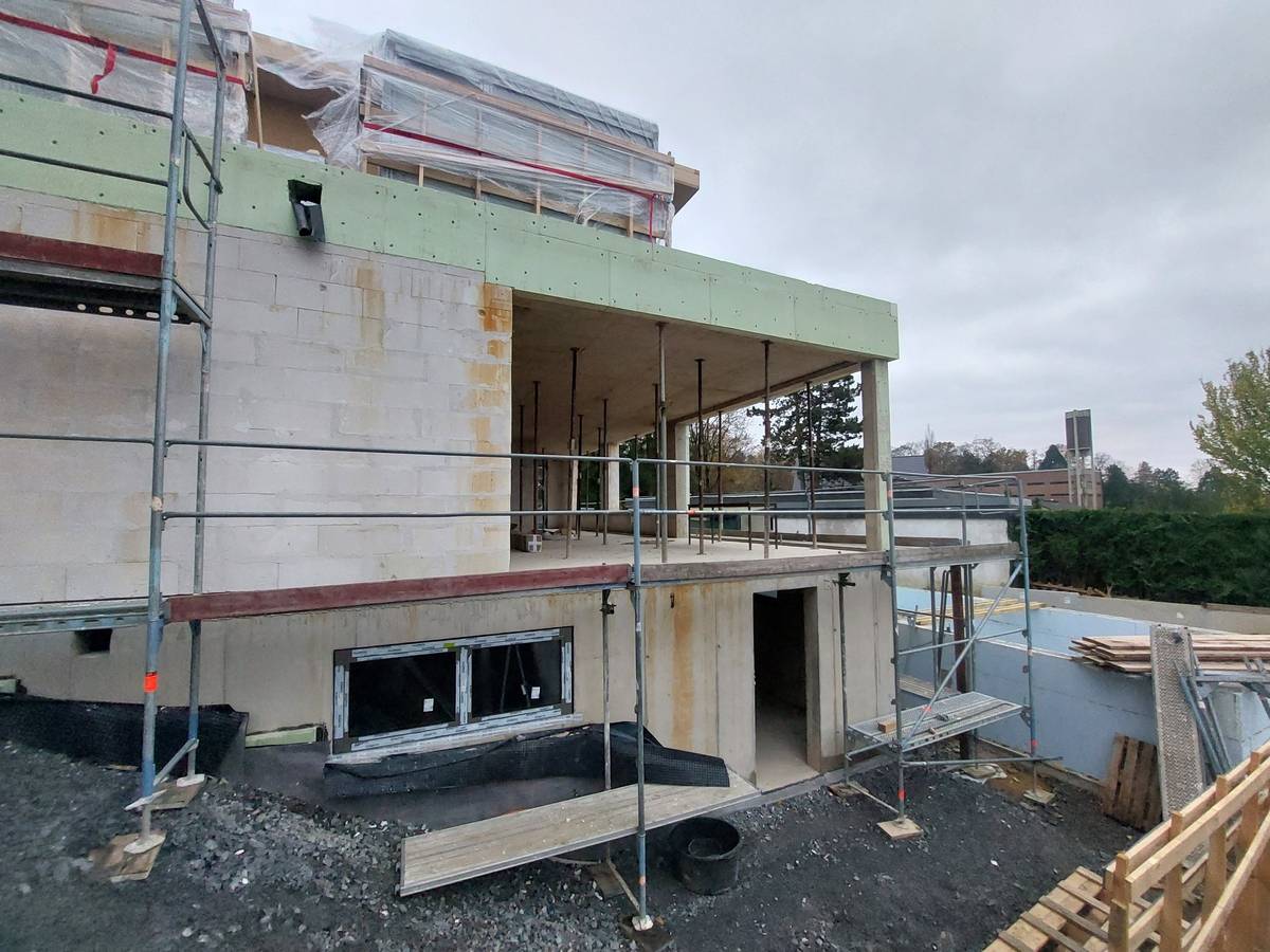 Rohbau eines Einfamilienhauses mit Gerüst und Betondecken in Rösrath