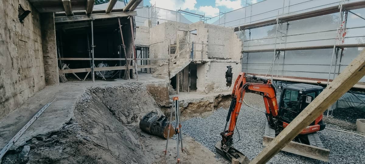 Minibagger bei der Entkernung eines Bestandsgebäudes