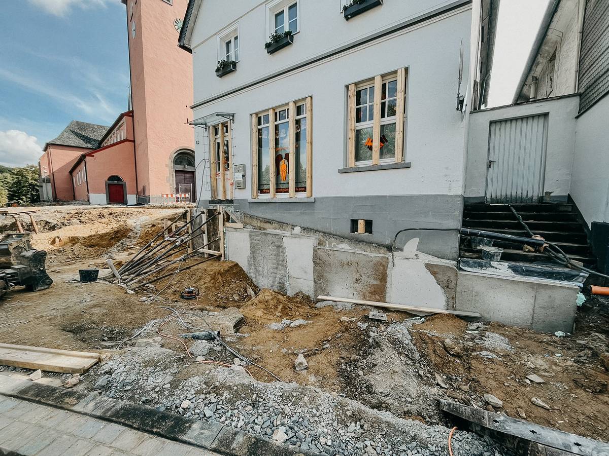Freigelegtes Fundament eines Altbaus neben der Kirche in Much während der Unterfangung