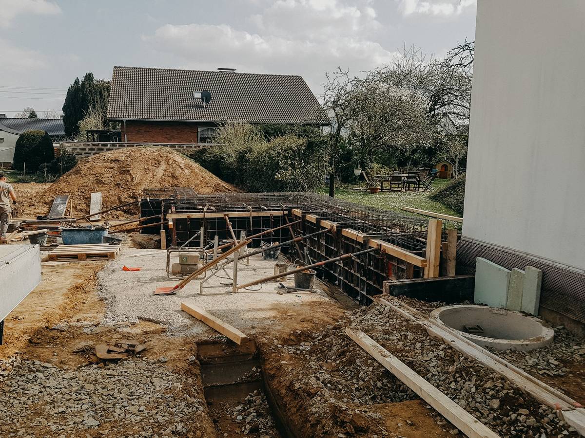 Fundamente für ein neues Einfamilienhaus neben einem bestehenden Wohnhaus
