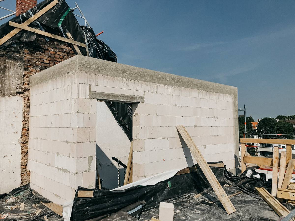 Neues Mauerwerk auf einem Bestandsgebäude