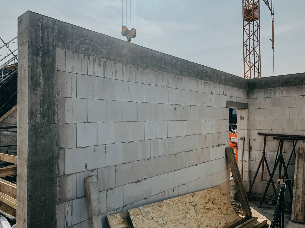 Rohbau-Baustelle mit Kran und Mauerwerk