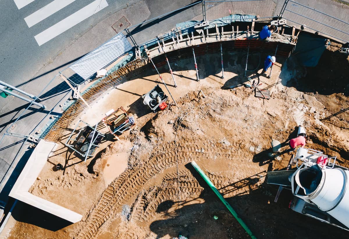 Luftbild der Schalung für eine geschwungene Stahlbetonwand auf unserer Baustelle in Bergisch Gladbach