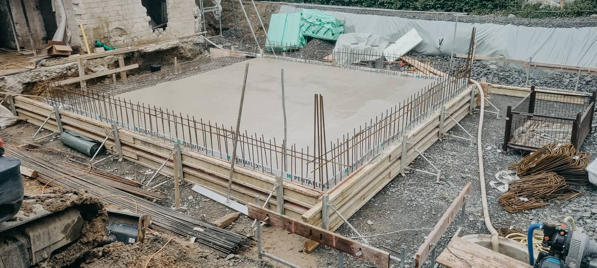 Neue Bodenplatte in einem entkernten Bestandsgebäude