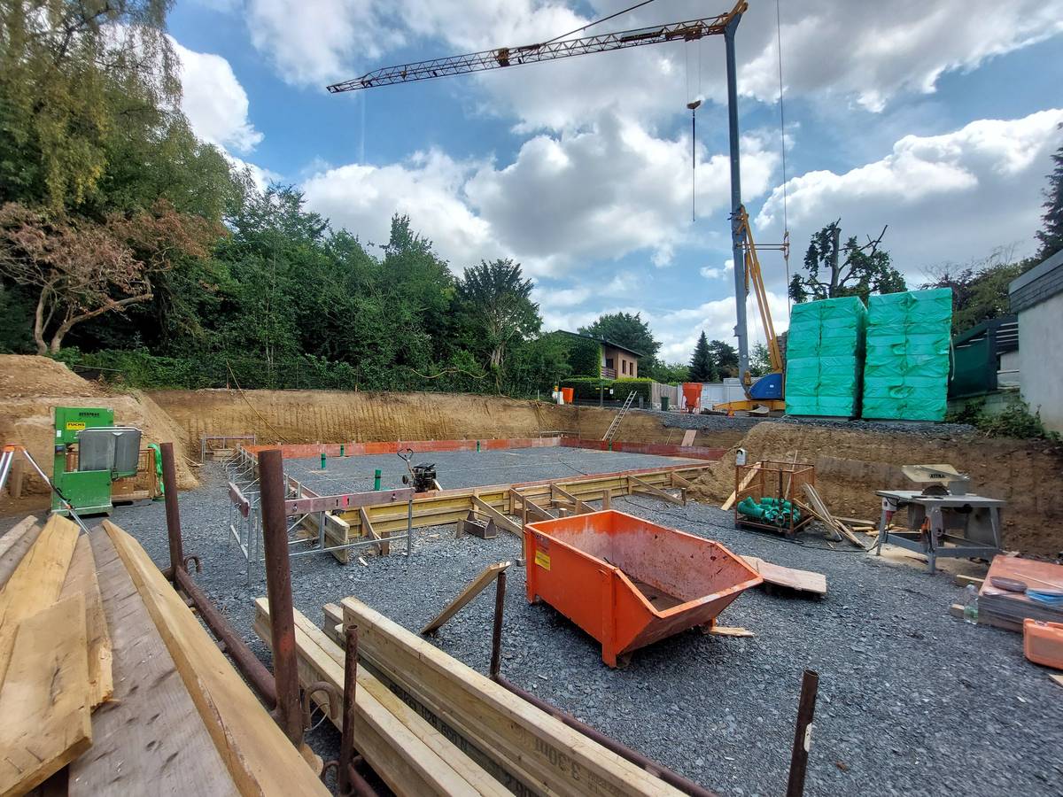 Neubau-Baustelle mit Baukran, Dämmplatten und Container in der Nachbarstadt Rösrath