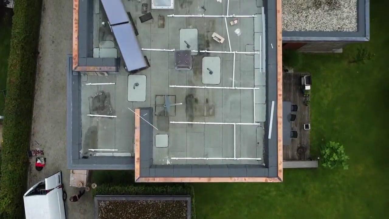 Drohnenaufnahmen: Montage einer PV-Anlage auf einem Flachdach
