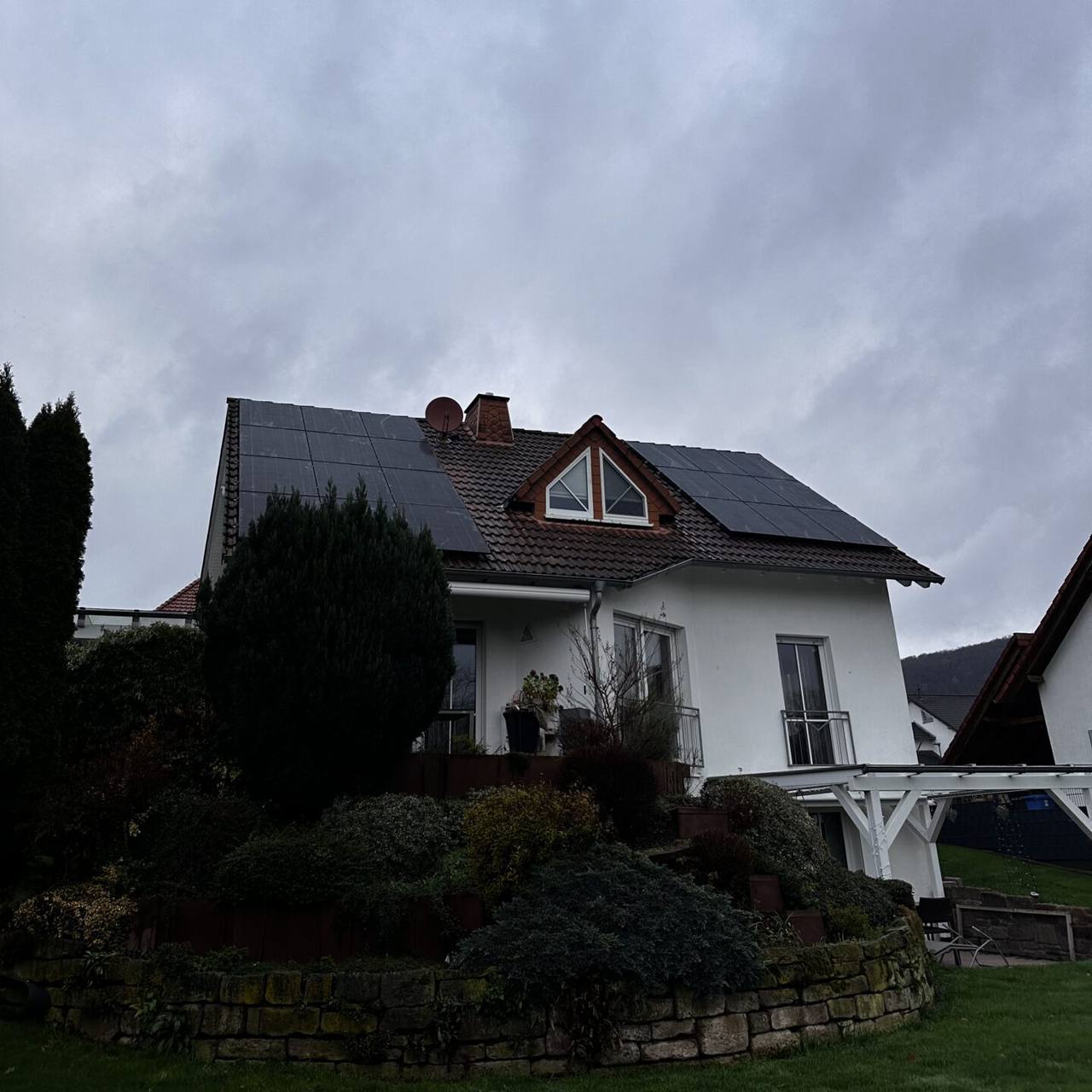 Einfamilienhaus mit Garten und Photovoltaikanlage auf dem Dach