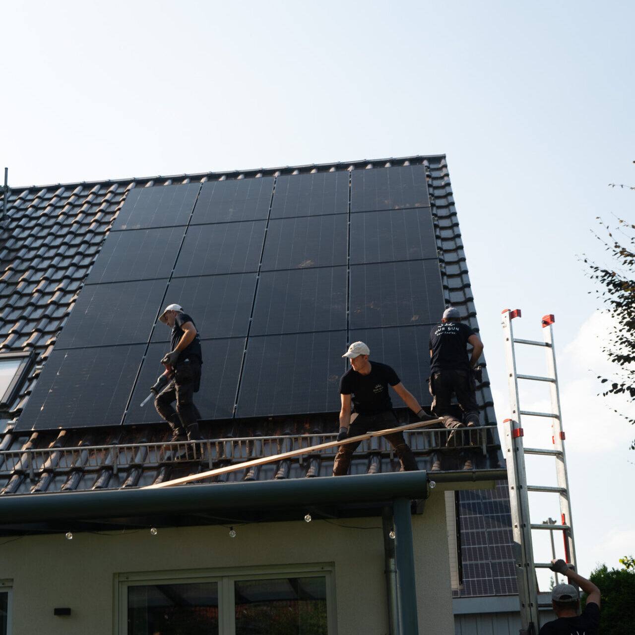Montageteam von OurSun Solar arbeitet auf einem Hausdach an einer PV-Anlage