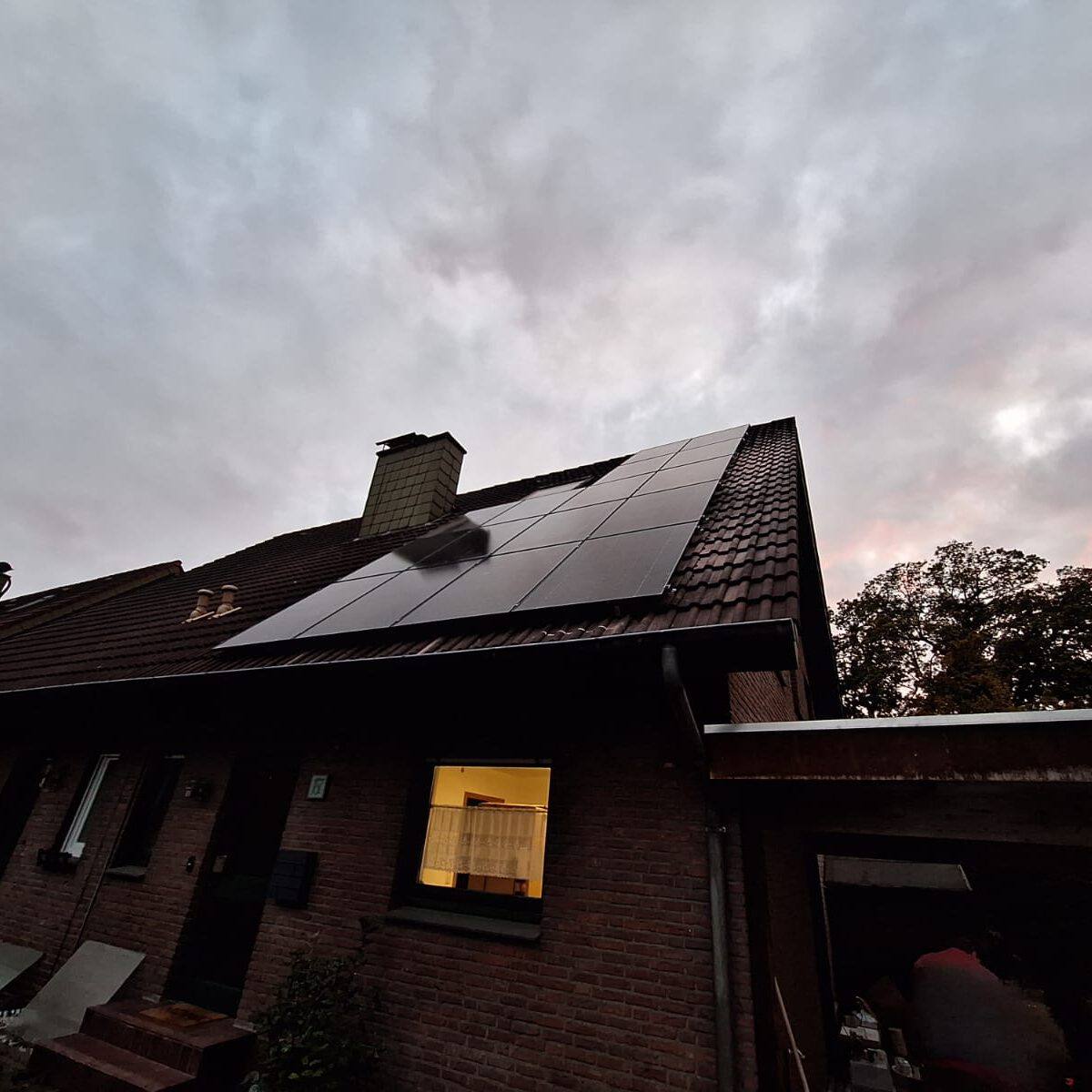 Einfamilienhaus mit Photovoltaikanlage in der Abendstimmung