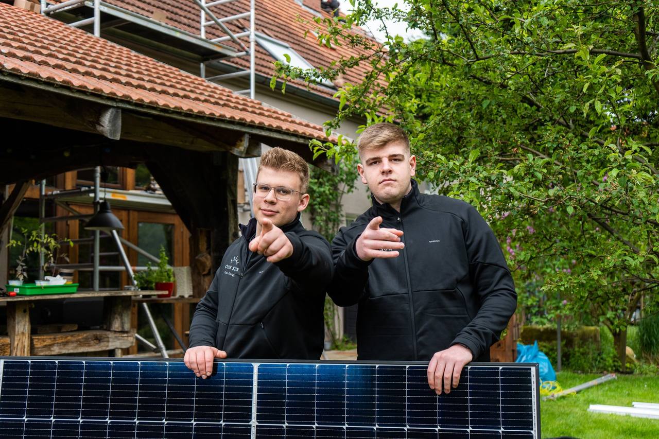 Die Geschäftsführer Jona Pakebusch (links) und David Peters mit einem Solarmodul