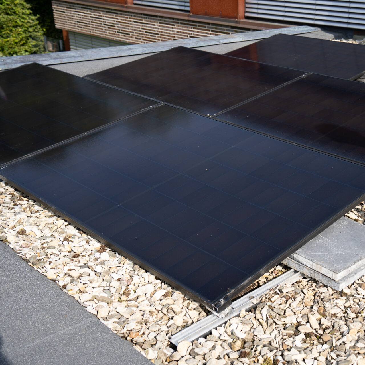 Detailansicht von Solarmodulen auf einem Flachdach