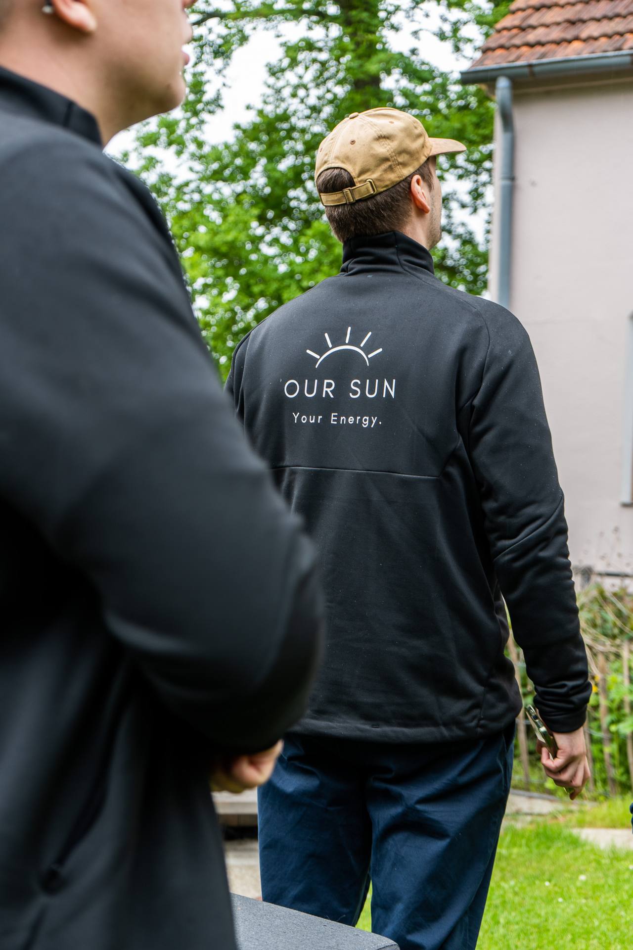 Monteur von OurSun Solar in Arbeitsjacke mit Firmenlogo