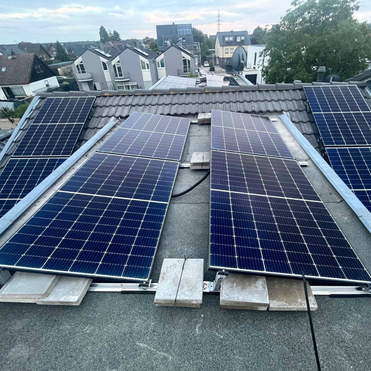 Blaue Solarmodule aufgeständert auf einem Flachdach