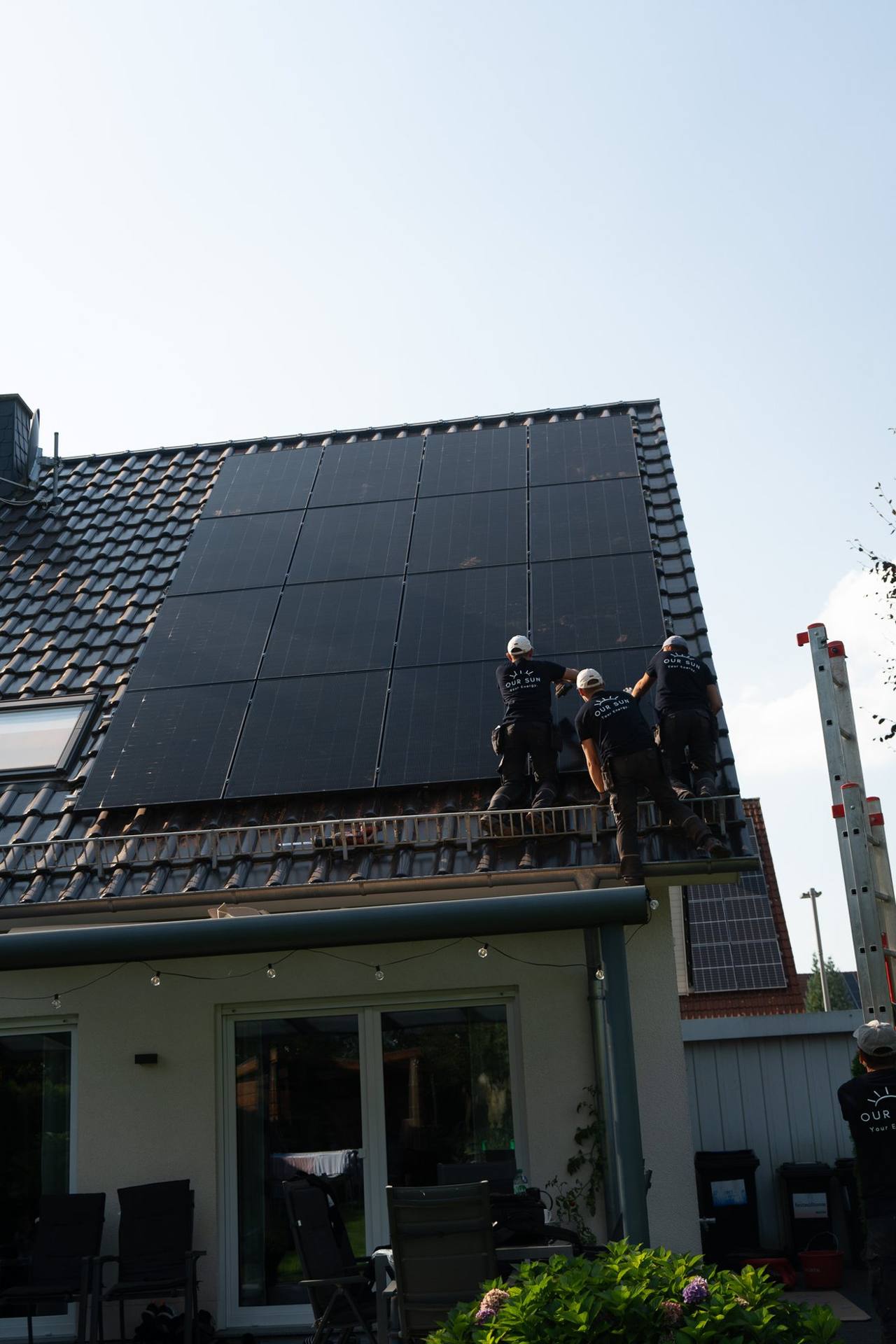 Einfamilienhaus mit fast fertiger schwarzer Photovoltaikanlage