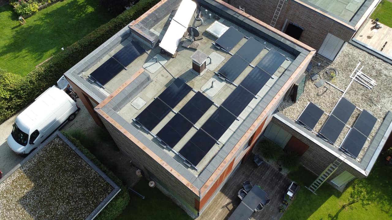 Flachdachhaus mit Photovoltaikanlage aus der Drohnenperspektive