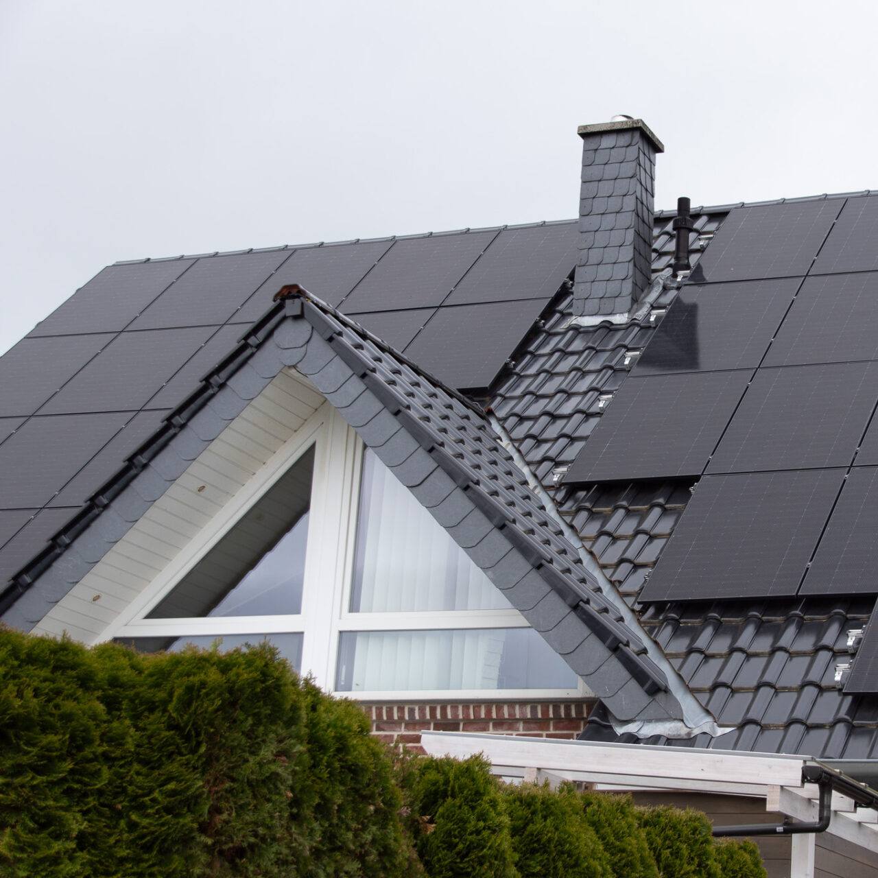 Haus mit Glasgiebel und Photovoltaikanlage