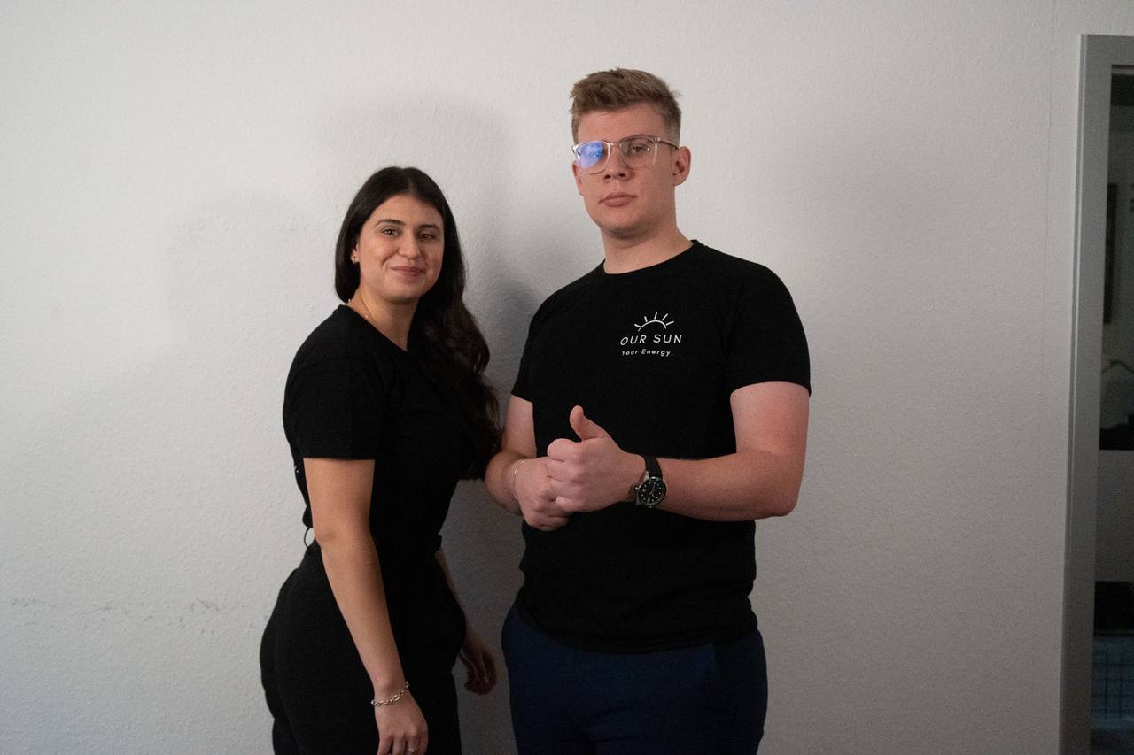 Zwei OurSun-Mitarbeiter im Firmen-Shirt