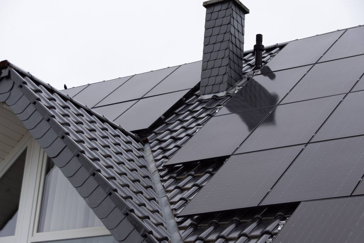 Fertige Full-Black-Photovoltaikanlage auf einem Ziegeldach