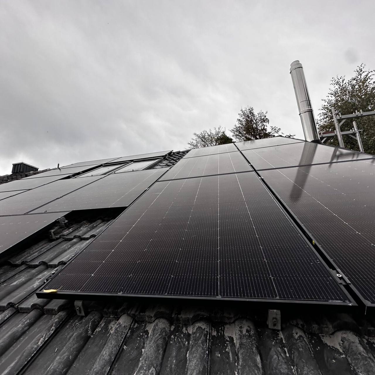 Nahaufnahme von Solarmodulen auf einem Ziegeldach