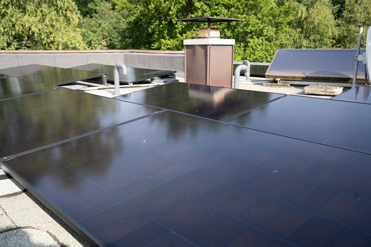 Schwarze Solarmodule auf einem Flachdach