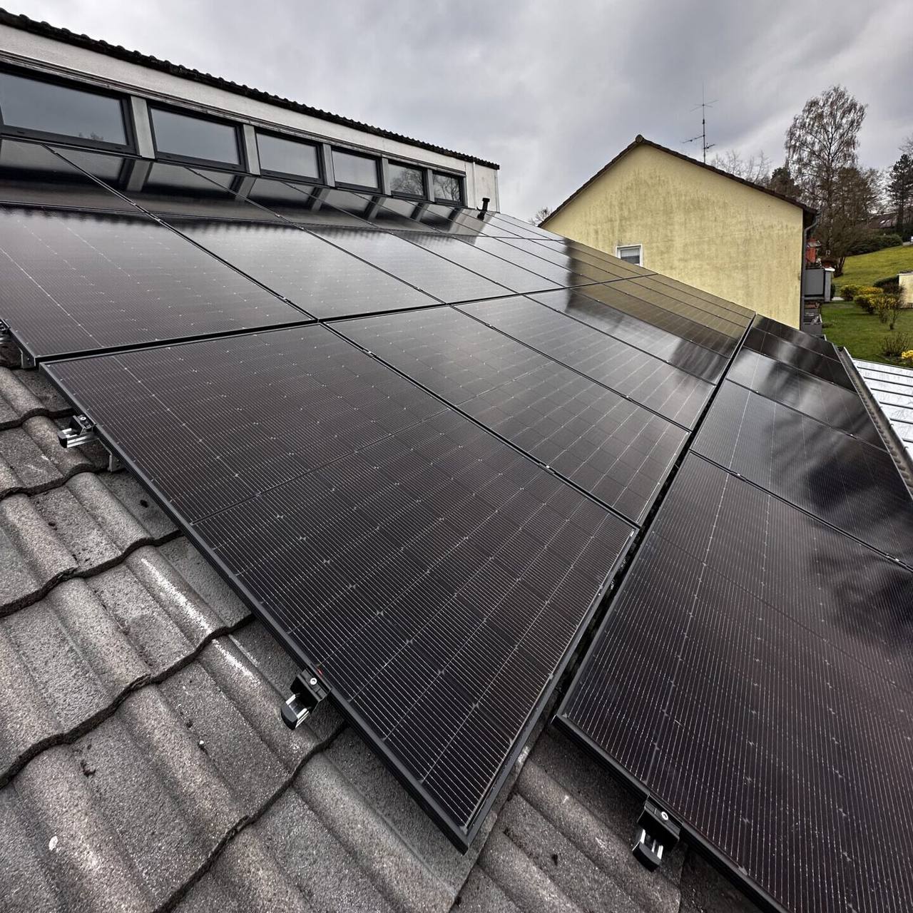 Solarmodule an der Dachkante
