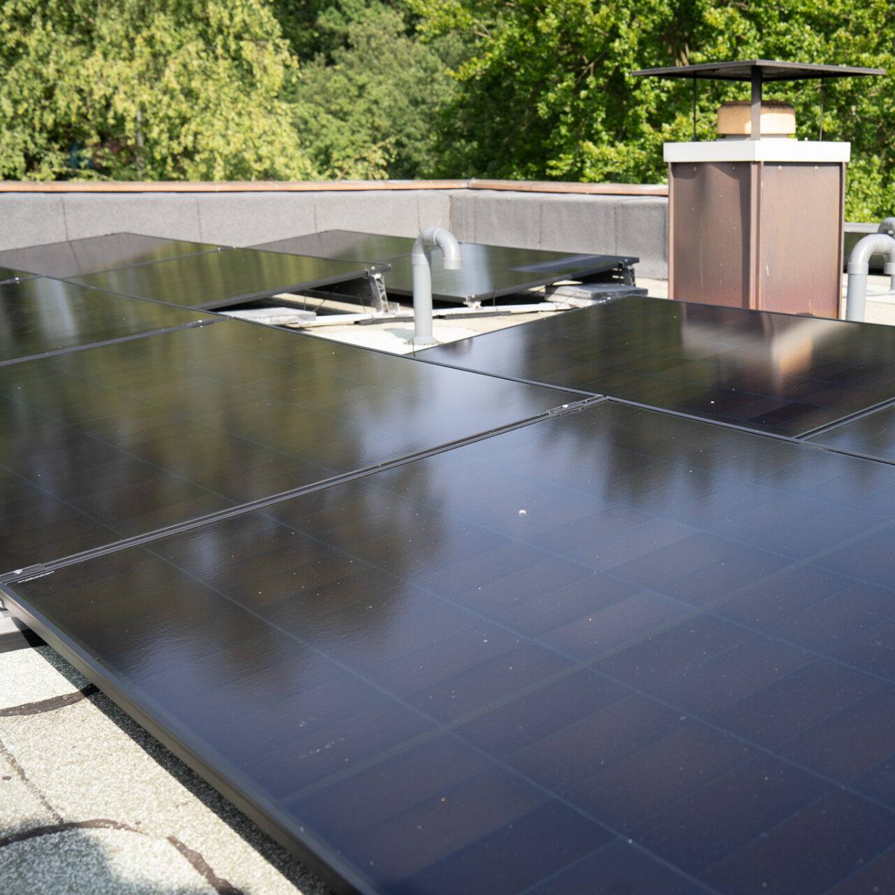 Flachdach-Photovoltaik mit aufgeständerten Modulen in Ost-West-Ausrichtung