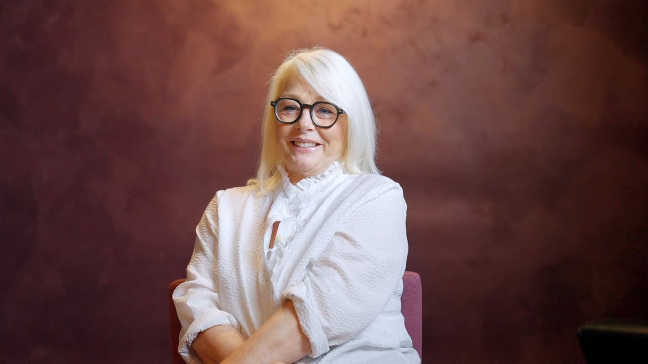 Anke im Interview vor ihrer neu gestalteten Wohnzimmerwand