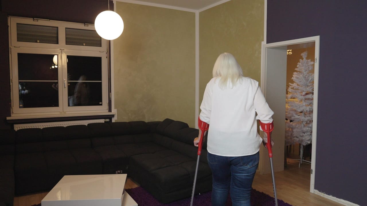 Ankes Wohnzimmer nach der Aktion: Wände in warmer Spachteltechnik, Anke betritt den Raum zum ersten Mal