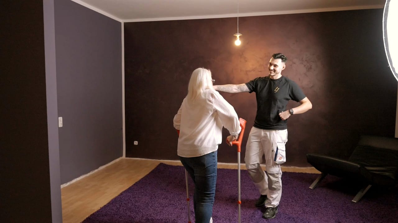 Leon Jaffke empfängt Anke mit offenen Armen in ihrem neu gestalteten Wohnzimmer