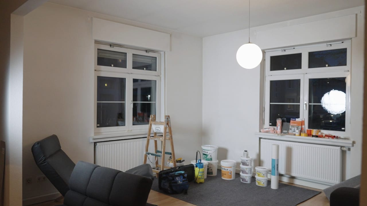 Ankes Wohnzimmer vor der Aktion: weiße Wände, Leiter und Farbeimer vor dem Fenster