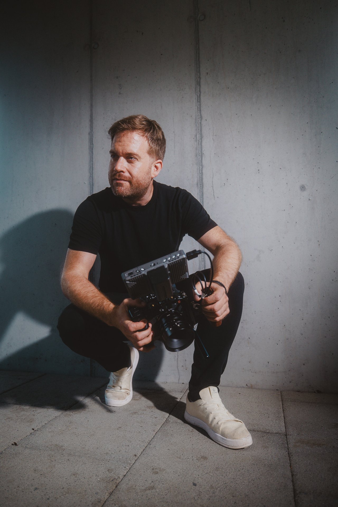 Jan Winiger mit Filmkamera im Studio