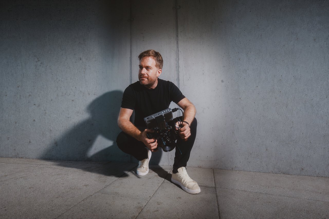 Jan Winiger mit Filmkamera im Studio