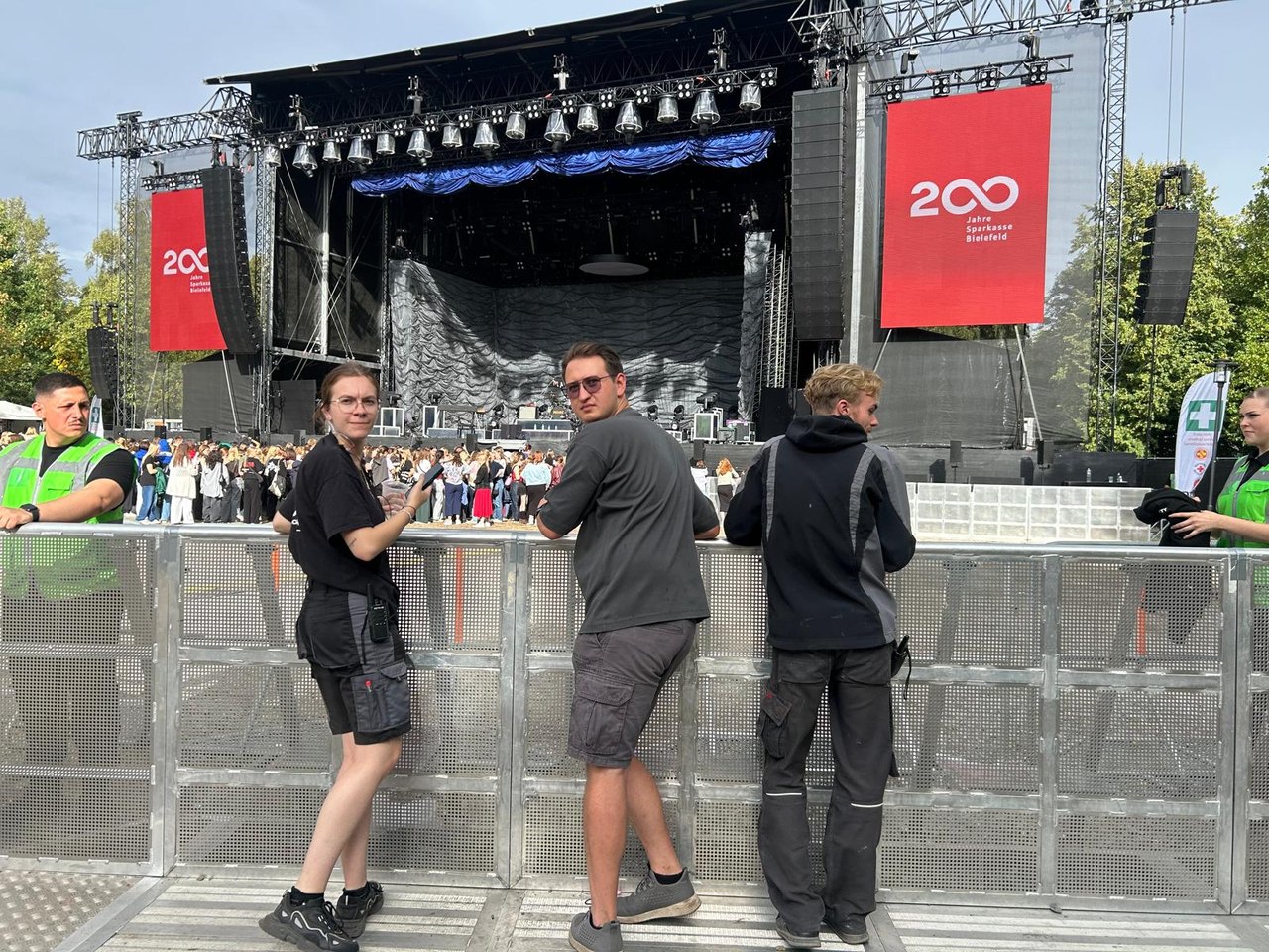 Eventcrew beim professionellen Bühnenaufbau — PH Personal Solutions