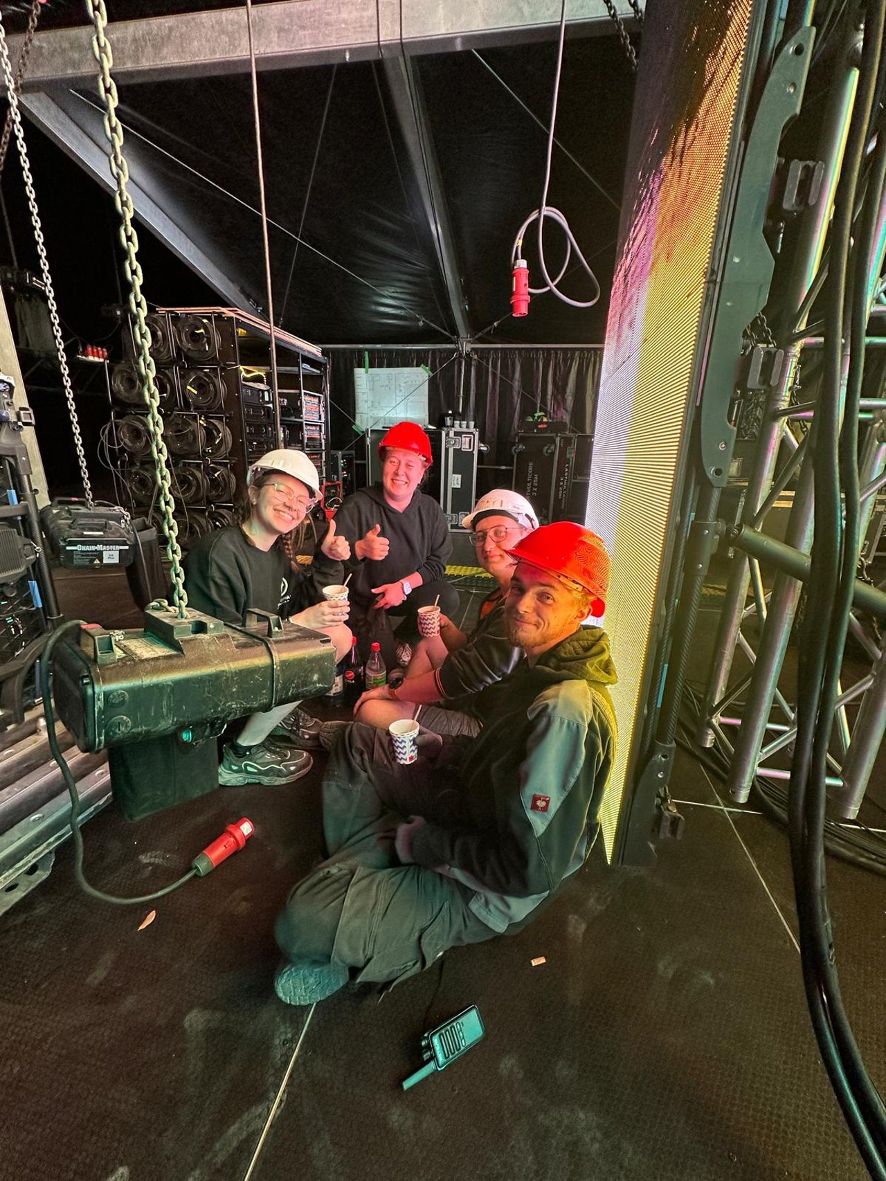 Stagehands der PH Personal Solutions Crew beim Bühnenaufbau