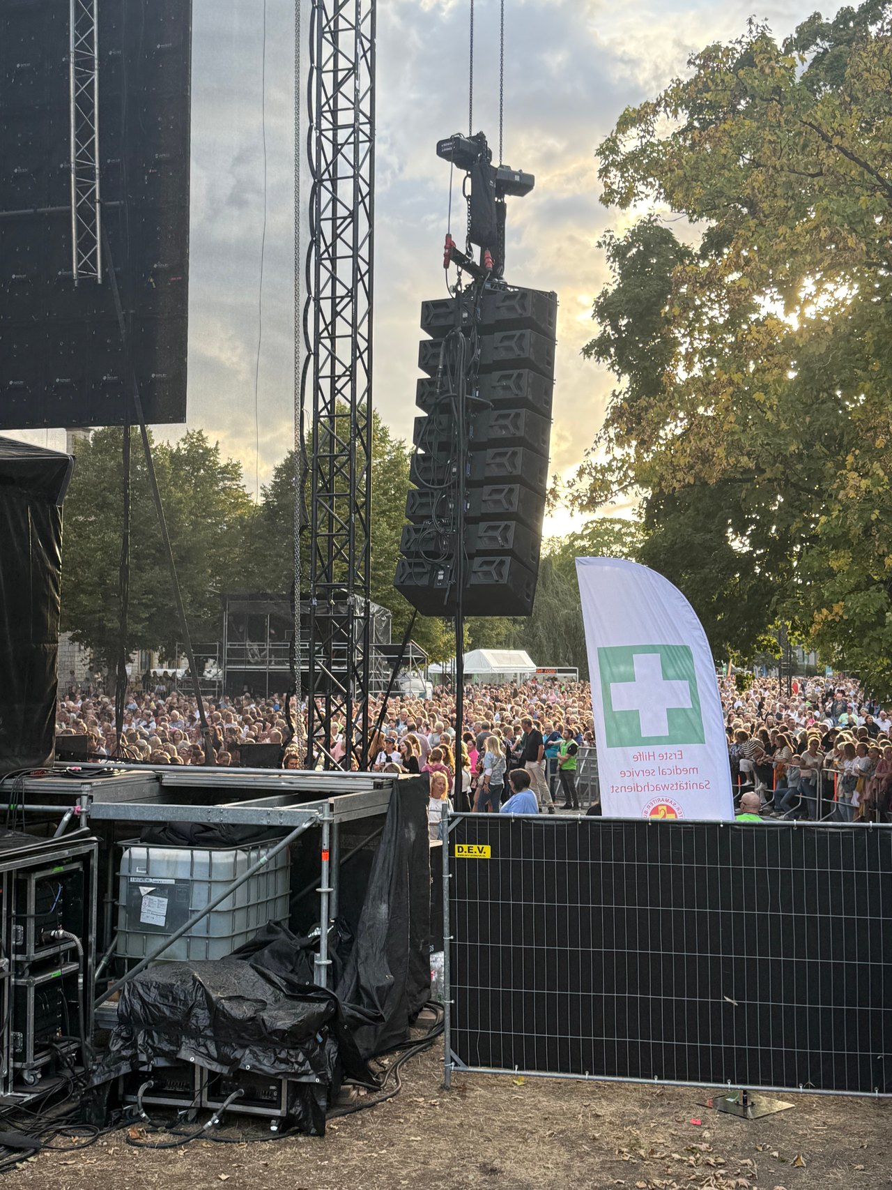 Großes Open-Air-Konzert mit hängenden Line-Arrays — Beispiel für Berliner Veranstaltungs-Setup
