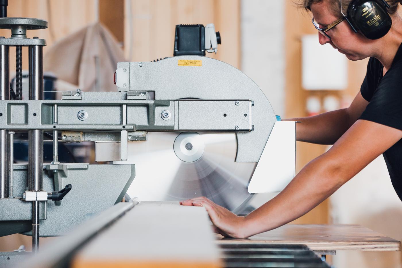 Arbeit an der Kappsäge in der Werkstatt
