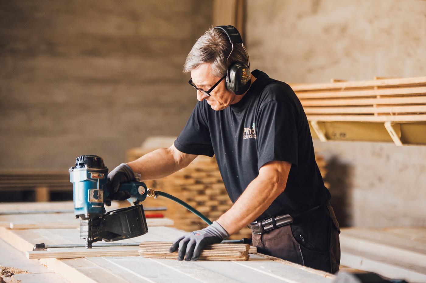 Mitarbeiter bei der Arbeit mit dem Druckluftnagler