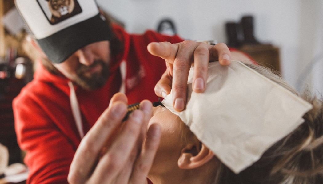 Patrick Maldinger während einer Make-up-Anwendung