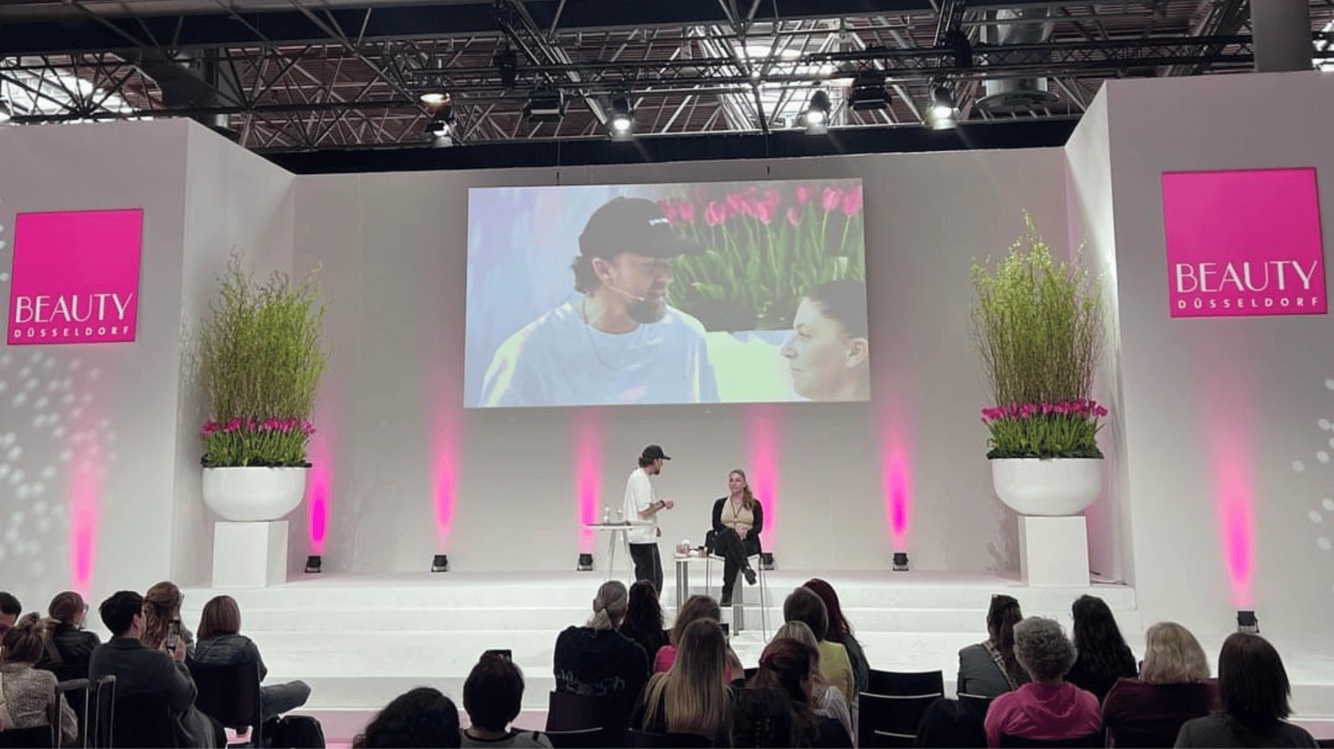 Patrick Maldinger bei einer Make-up-Demonstration auf der Bühne der Beauty Düsseldorf